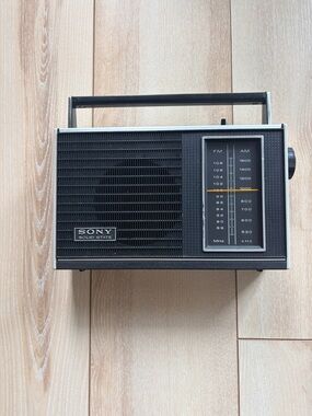 VINTAGE SONY Black Portable AM/FM Radio with Tuning Display